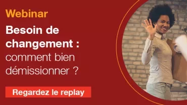 Image d'un webinaire sur la démission avec une personne souriante avec des cartons.