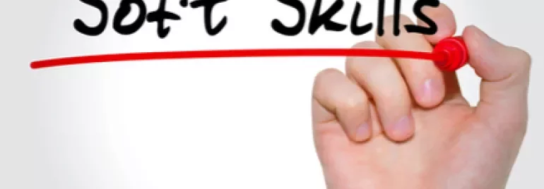Texte 'Soft Skills' écrit avec un marqueur rouge.